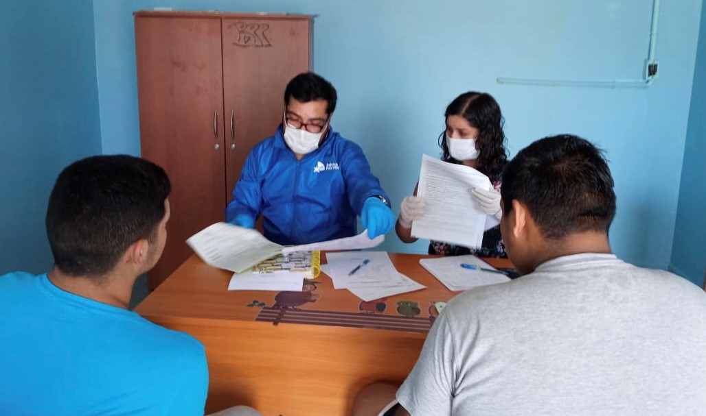 (Foto archivo) El equipo de defensa juvenil de Atacama atendiendo consultas de j&oacute;venes internos en el CIP-CRC de Paipote.