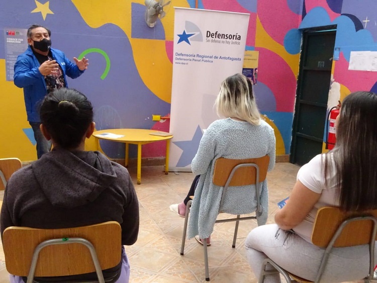 En el Centro Penitencairio Femenino de Antofagasta se llev&oacute; a cabo lacharla para internas gestantes o que viven con hijos menores de dos a&ntilde;os.