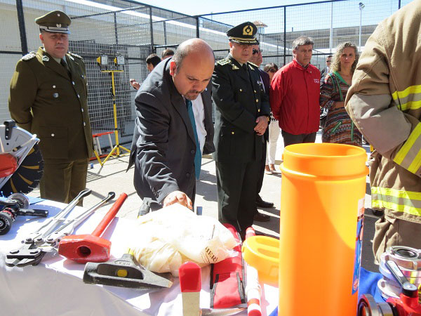 El Defensor Regional del Maule, Jos&eacute; Luis Craig, observa el material de seguridad contra incendios con que cuenta la nueva c&aacute;rcel de Molina.
