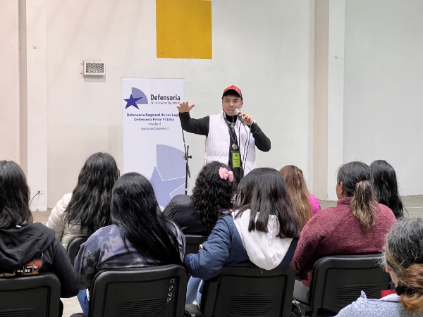 Ey Ey Dari Dari cant&oacute; cerca de una hora ante las mujeres internas en el penal "Alto Bonito".