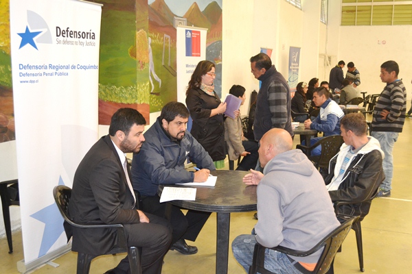 El Defensor Regional y el seremi de Justicia de Coquimbo atendieron las consultas de los internos de la c&aacute;rcel de Huachalalume.