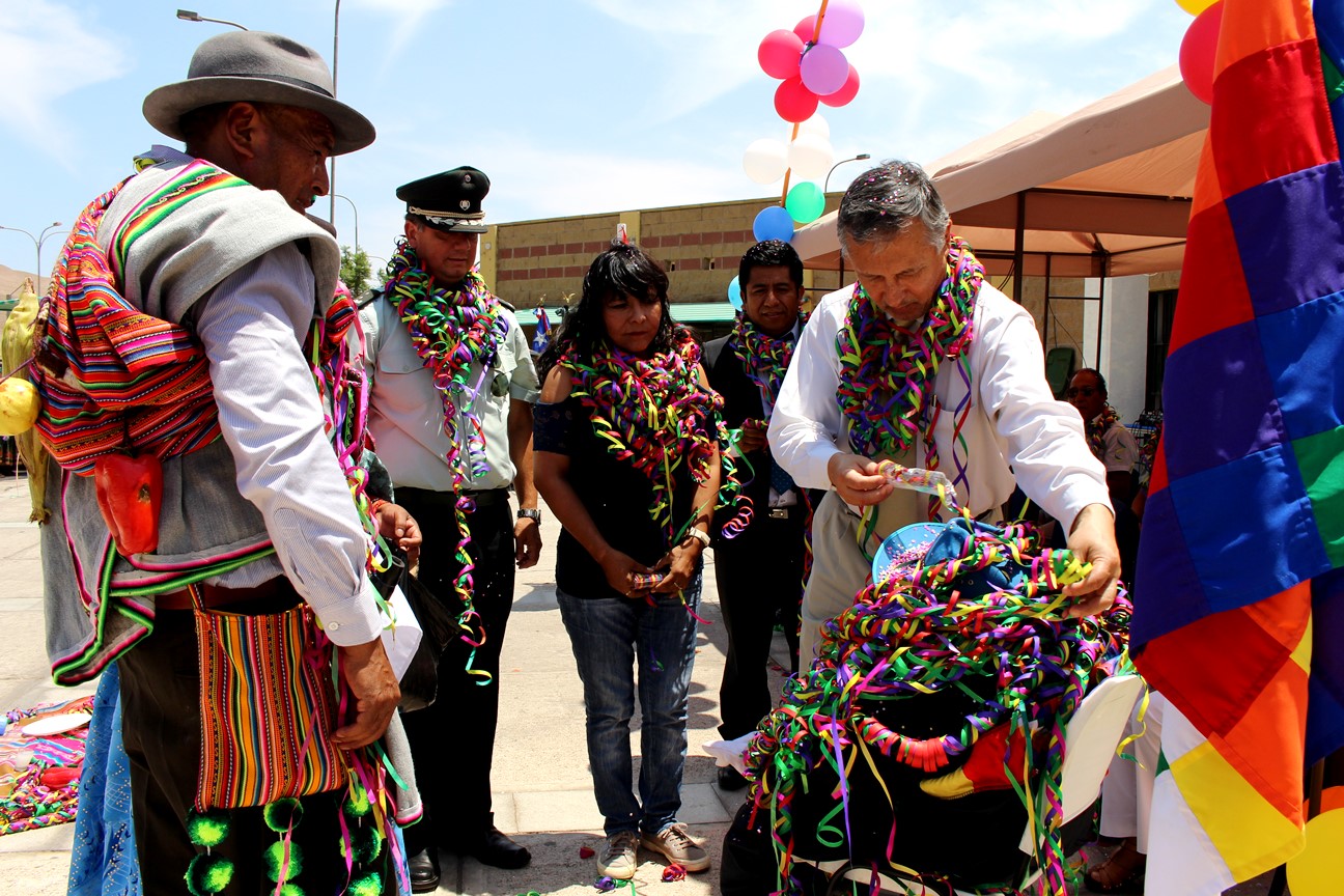 Facilitadora Intercultural In&eacute;s Flores, junto a autoridades celebrando el "Martes de Ch'alla" en el Centro Penitenciaria de Acha.  
