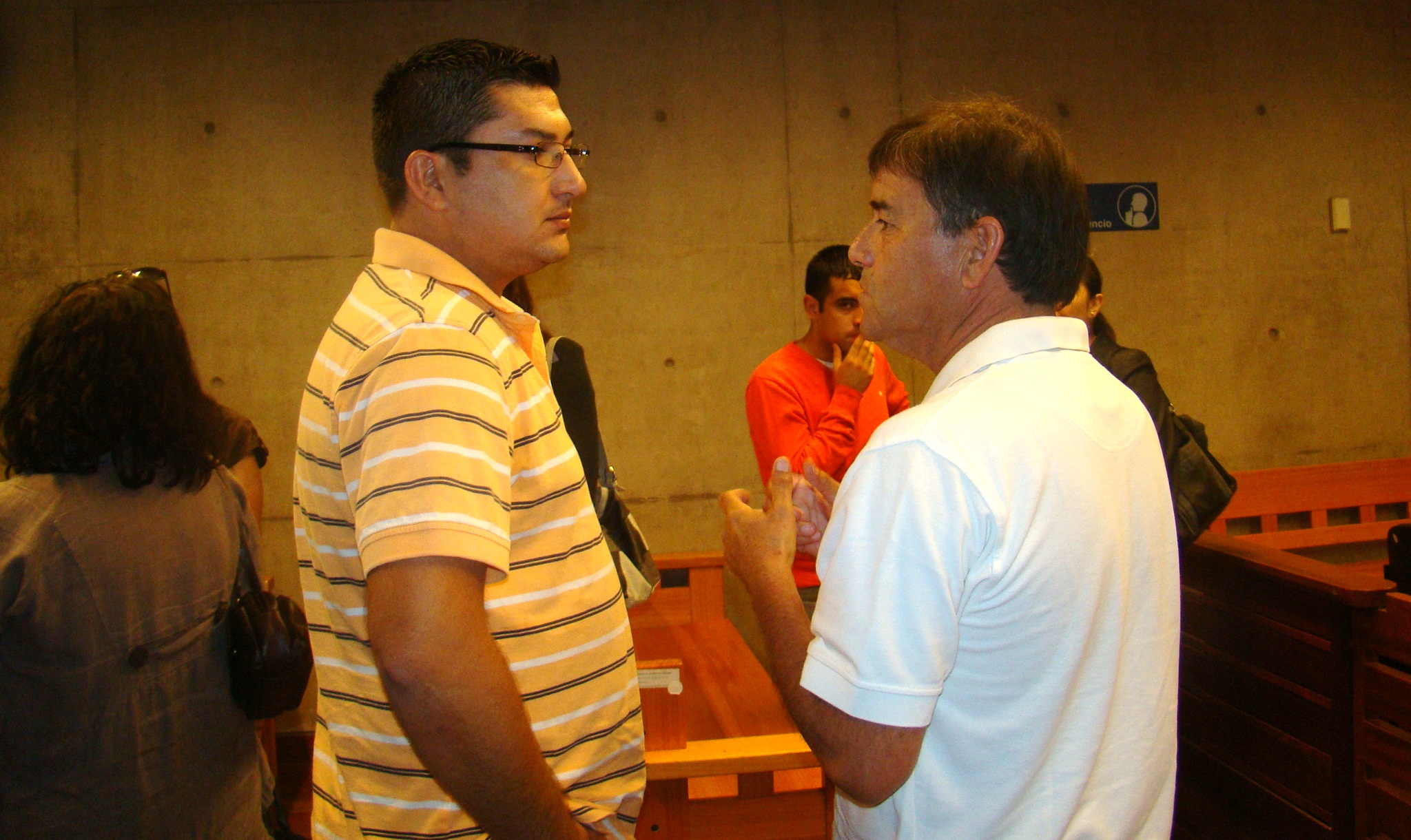Al final de la audiencia de acuerdo reparatorio, el gendarme Jorge Retamal convers&oacute; con Andr&eacute;s Estrada, padre de la v&iacute;ctima.