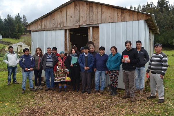 La defensora p&uacute;blica Lucy Catal&aacute;n, el facilitador intercultural Horacio Cheuquelaf, junto a miembros y autoridades de la comunidad.