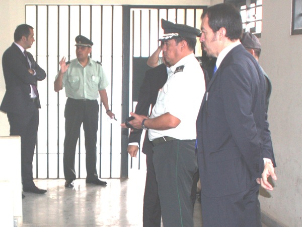 El Defensor Regional, Claudio G&aacute;lvez, junto al Seremi de Justicia, el director regional de Gendarmer&iacute;a, y el jefe de seguridad externa del CP Arica.