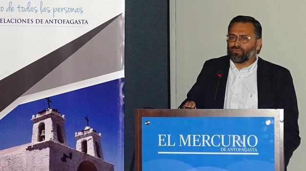 Ignacio Barrientos Pardo, jefe de Estudios de la Defensor&iacute;a Regional de Antofagasta, durante su exposici&oacute;n.