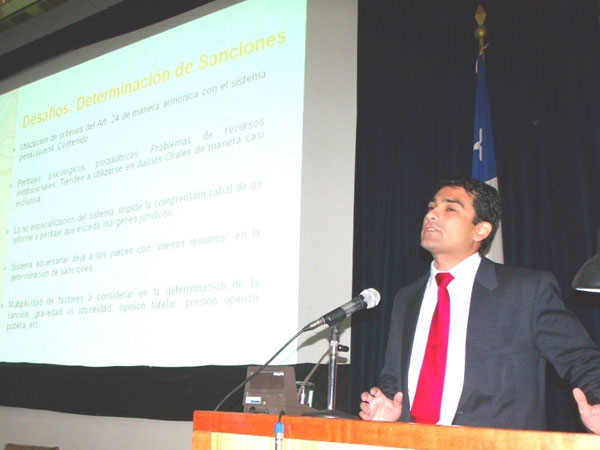 El abogado Pablo Aranda, del Departamento de Estudios de la Defensor&iacute;a Nacional, durante su exposici&oacute;n en el seminario.