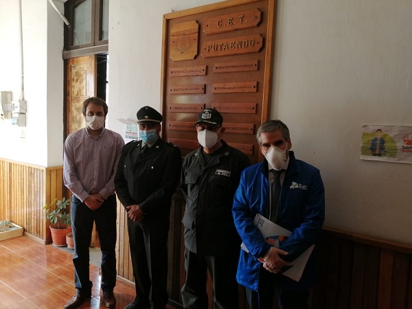 El seremi de Justicia y Derechos Humanos (izquierda) y el jefe de Estudios de la Defensor&iacute;a Regional (derecha), junto a oficiales de Gendarmer&iacute;a.