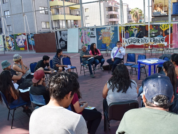 El Defensor Regional de Tarapac&aacute; durante su exposici&oacute;n ante los alumnos universitarios.