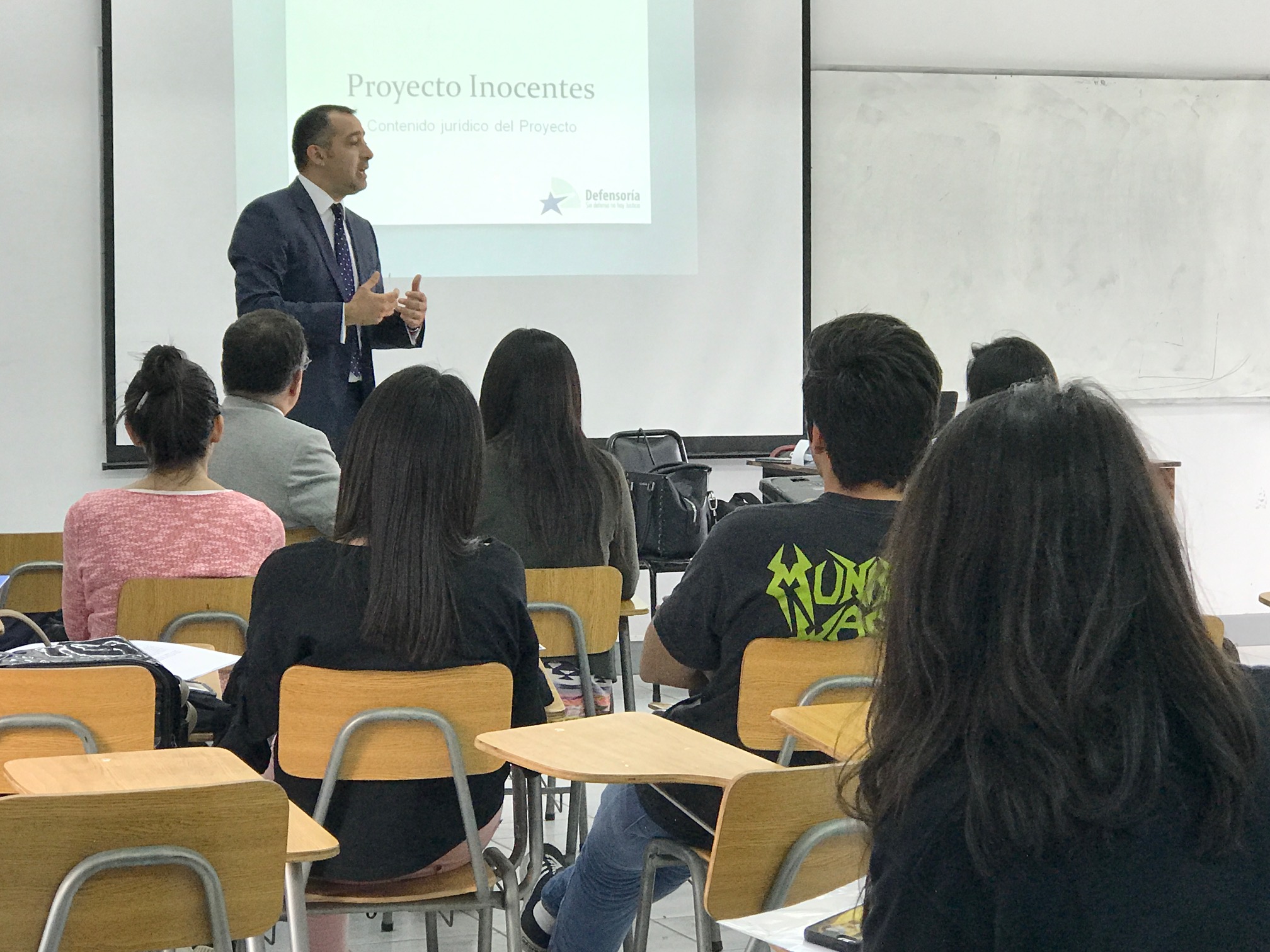 El jefe de Estudios,Sergio Zenteno, con alumnos de cuarto y quinto a&ntilde;o de derecho de la UTA en Arica.