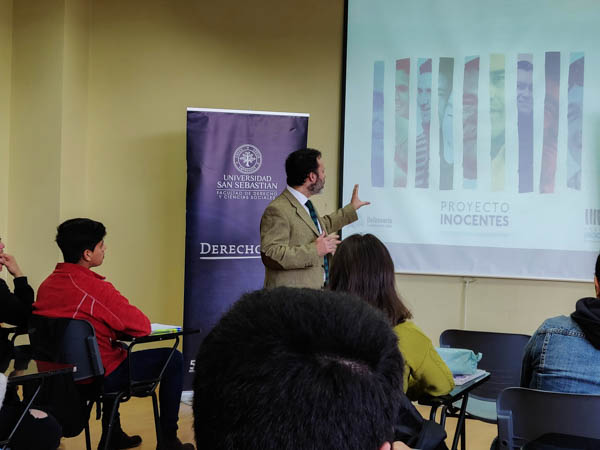 Germ&aacute;n Echeverr&iacute;a convers&oacute; con los alumnos por m&aacute;s de una hora.