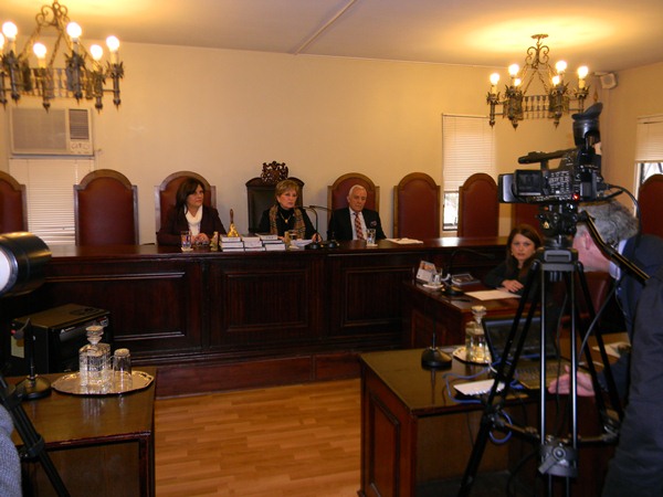 La primera sala, compuesta por los ministros Letelier y Espina, junto al abogado integrante Hazb&uacute;n.