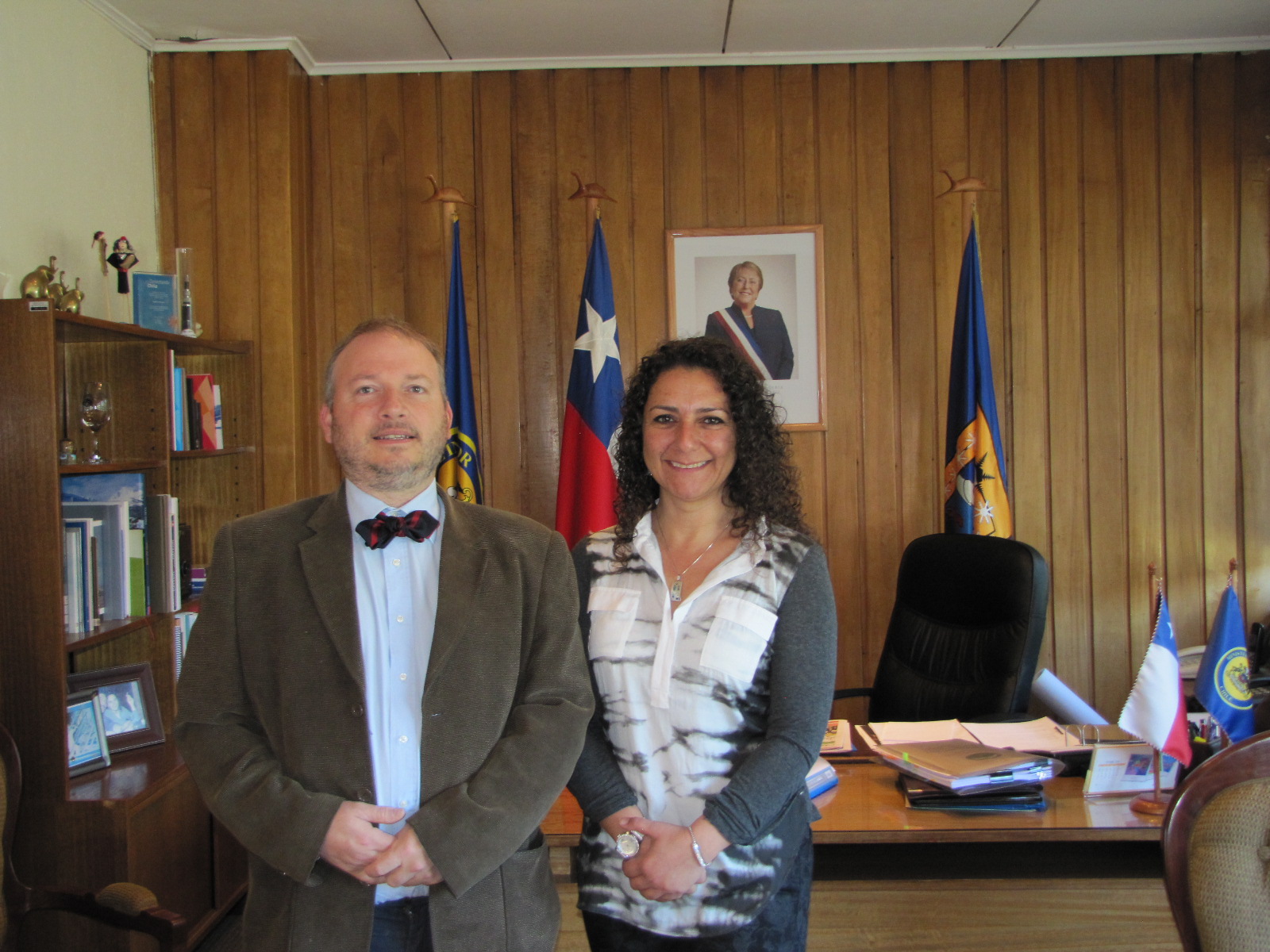 Fernando Acu&ntilde;a junto a la intedenta regional de Ays&eacute;n, Karina Acevedo.