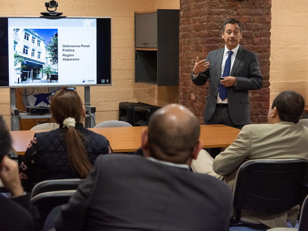 La delegaci&oacute;n hondure&ntilde;a visit&oacute; la Defensor&iacute;a Regional de Valpara&iacute;so, donde particip&oacute; en una exposici&oacute;n del Defensor Regional, Claudio P&eacute;rez.