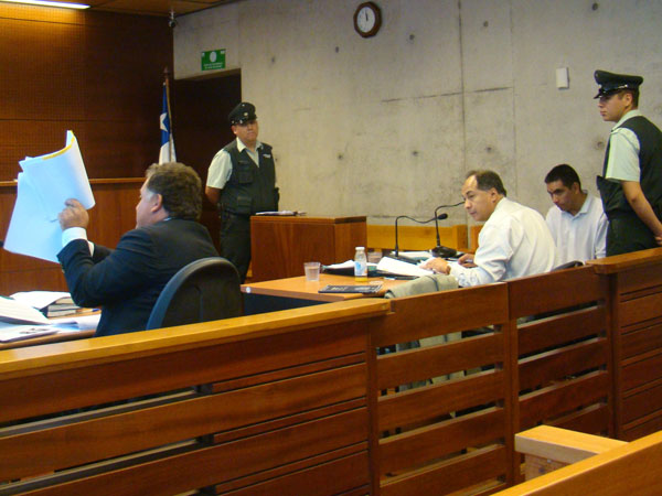 El juez de garant&iacute;a acogi&oacute; los argumentos de la Fiscal&iacute;a y decret&oacute; prisi&oacute;n preventiva contra Sergio Contreras, a la derecha junto a su defensor.