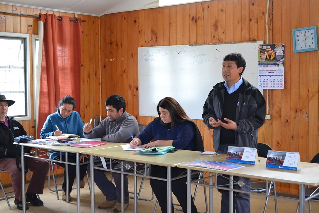 La defensora p&uacute;blica Lucy Catal&aacute;n y el facilitador intercultural Horacio Cheuquelaf durante la charla de difusi&oacute;n en la comunidad de Freire.