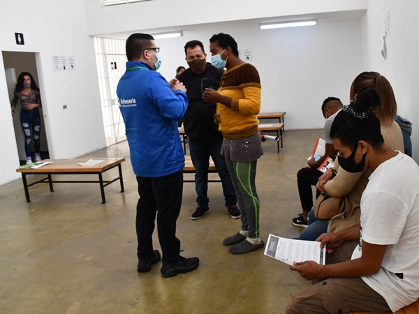 Las y los internos asistentes a la charla de difusi&oacute;n de derechos, en la primera parte del encuentro.