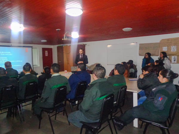 A la exposici&oacute;n asistieron m&aacute;s de 30 funcionarios y funcionarias de Gendarmer&iacute;a.