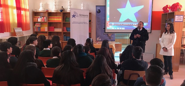 El equipo RPA de Atacama responde las dudas de los alumnos de octavo b&aacute;sico de la escuela "Edmundo Quezada".