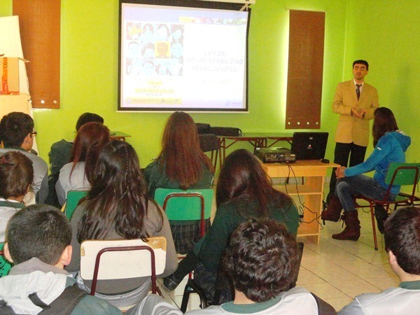 El abogado Erick Astudillo respondi&oacute; las consultas de los alumnos del colegio "Valent&iacute;n Letelier".