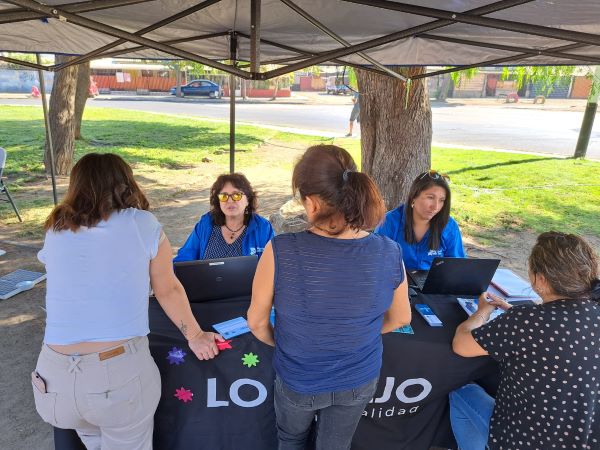 Las profesionales de la DRMS atendieron a los vecinos y vecinas que se acercaron al m&oacute;dulo institucional.