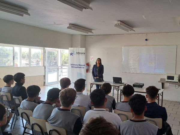 La defensora p&uacute;blica Paola Soto  explic&oacute; a los estudiantes la importancia de conocer sus derechos en caso de ser imputados.