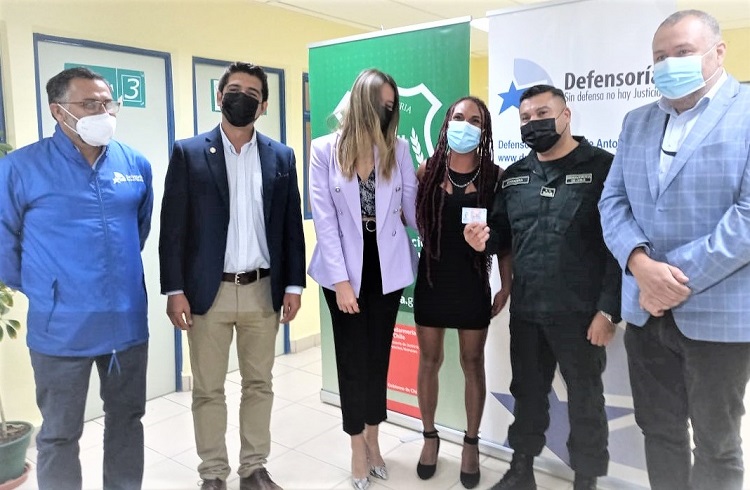 Seremi, directores regionales de Registro Civil y Gendarmer&iacute;a Defensor Regional y la defensora penitenciaria acompa&ntilde;aron Renata en su nuevo inicio 