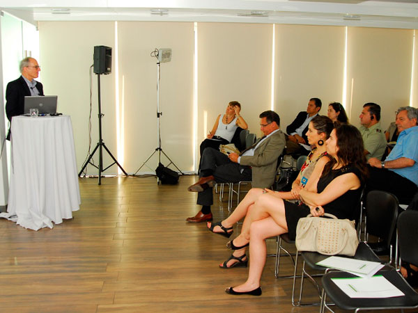 Durante el encuentro de ayer, en el Edificio Telef&oacute;nica, expuso el experto Lawrence Sherman, de la Universidad de Cambridge.