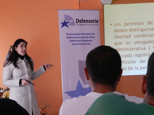 La jefa de Estudios en su exposici&oacute;n inicial a los internos.