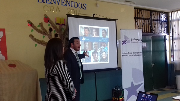 Luis Acu&ntilde;a y Mar&iacute;a Paz Sandoval durante su exposici&oacute;n en la Escuela Municipal Millaray de Temuco.