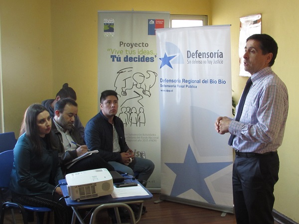 El defensor p&uacute;blico Felipe Mart&iacute;nez explic&oacute; a los j&oacute;venes la importancia del cumplimiento de la sanci&oacute;n.