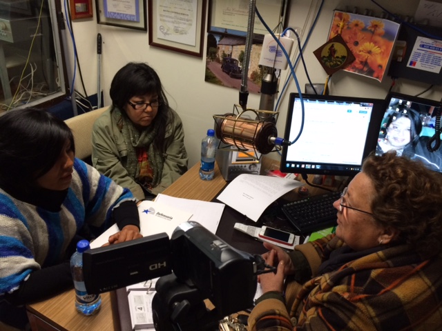 La facilitadora intercultural Marioli Lique y Cecilia Fabian, de Conadi, participaron en el programa radial.