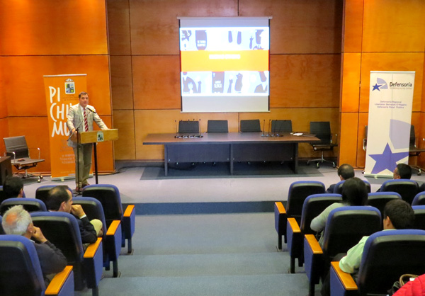 Vecinos de Pichilemu conocieron el Proyecto Inocentes durante la exposici&oacute;n del Defensor Regional de O'Higgins.