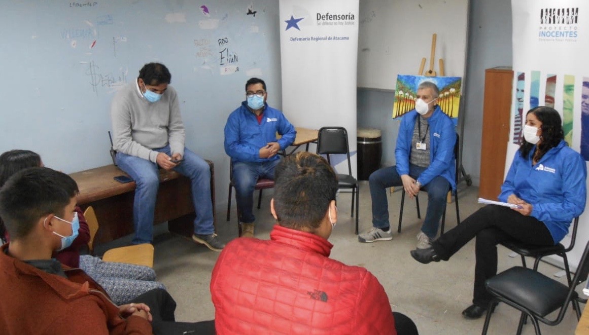 El equipo de la Defensor&iacute;a Regional de Atacama durante uno de los di&aacute;logos en el centro Paipote.