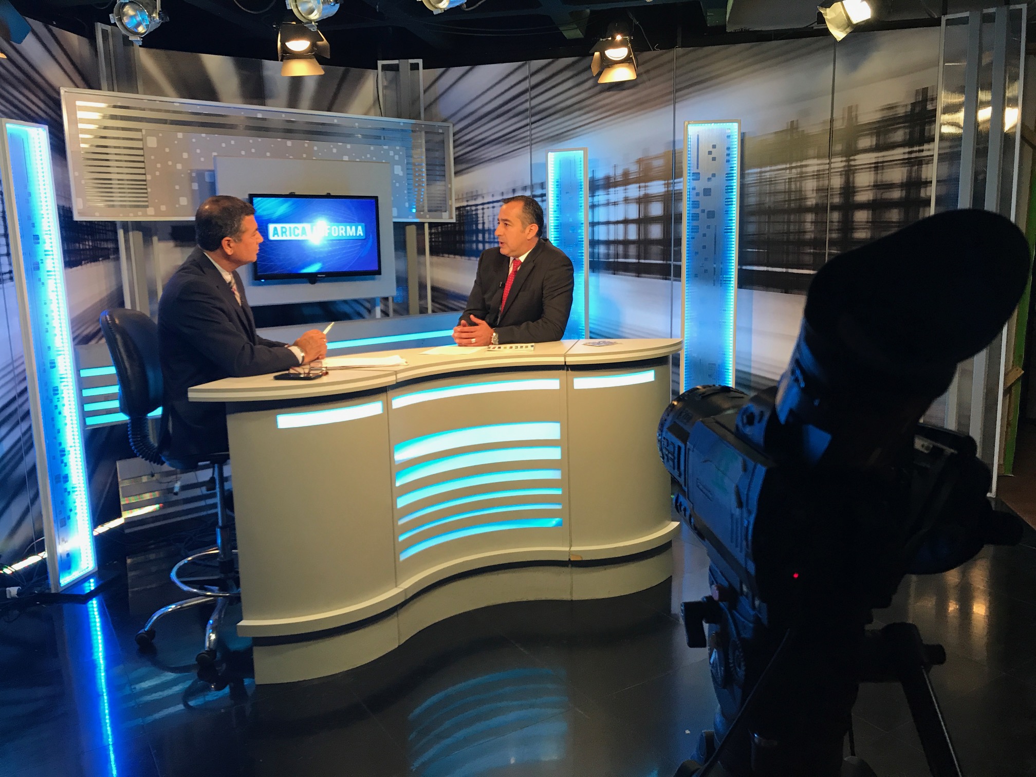 en su programa &ldquo;Arica Informa", el comunicador audiovisual Luis Mendoza junto al jefe de Estudios de Arica y Parinacota, Sergio Zenteno.