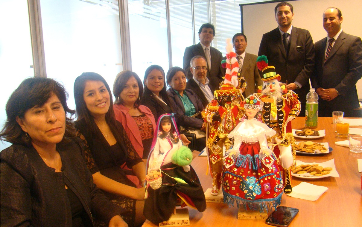 Fiscales peruanos regalaron a Leonardo Moreno, Carolina Mu&ntilde;oz, Rub&eacute;n Romero y Octavio Suf&aacute;n figuras t&iacute;pica de la provincia de Hu&aacute;naco.