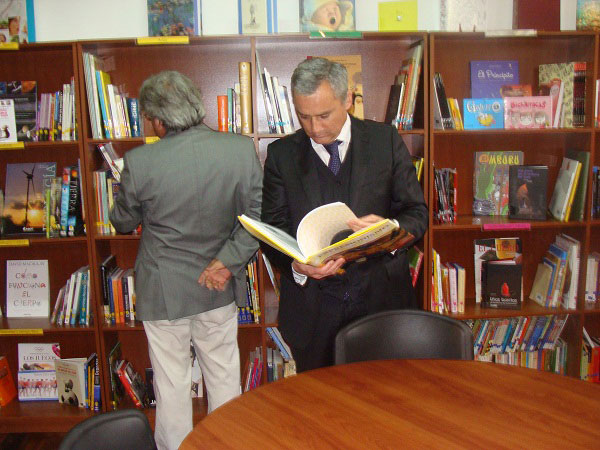 La Defensor&iacute;a Regional de O&acute;Higgins ha administrado m&aacute;s de 120 millones de pesos del FNDR. En la imagen, el Defensor Nacional en la nueva biblioteca.