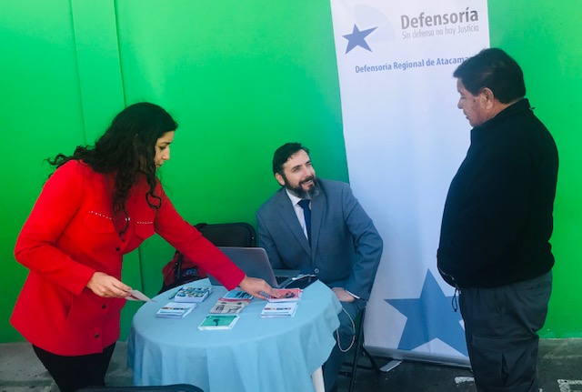 El defensor local jefe de Cha&ntilde;aral, Ignacio Osorio, atiende a un vecino del sector aeropuerto.