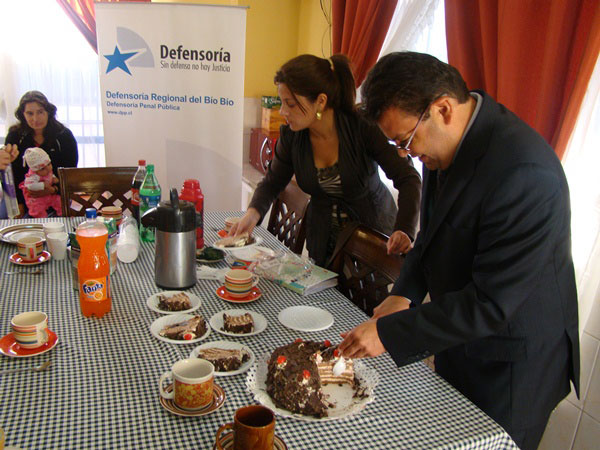 Al director administrativo regional del Biob&iacute;o, H&eacute;ctor Salinas, le toc&oacute; repartir torta a las internas.