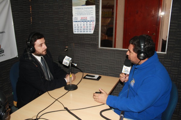 El Defensor Local jefe de Cha&ntilde;aral, Ignacio Osorio conversa con el locutor, Francisco Nosal de Radio Cobremar.