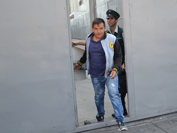 &Aacute;ngel Canales en su primer minuto de libertad tras cuatro a&ntilde;os, al salir del edificio de tribunales en Iquique.