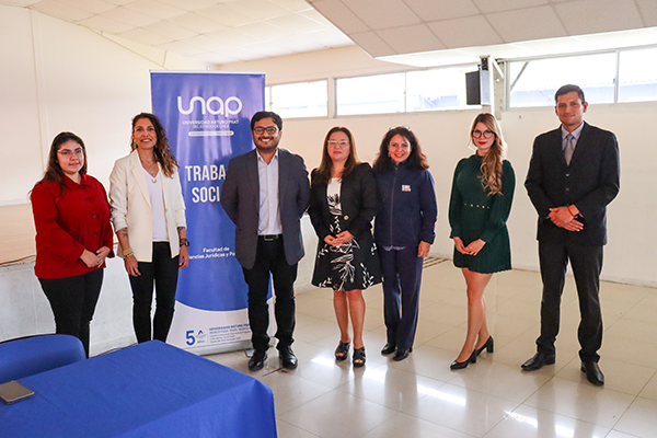 Profesionales de la Defensor&iacute;a de Tarapac&aacute; junto a acad&eacute;micos de la UNAP.