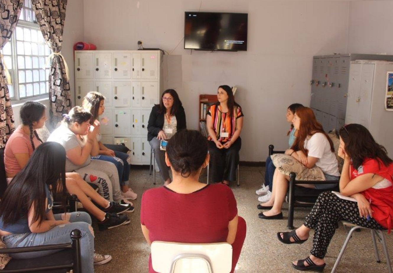 la defensora Mar&iacute;a Fernanda Aguilera y la asistente social Carla Naranjo explicaron sus derechos a internas del CIP-CRC Santiago.