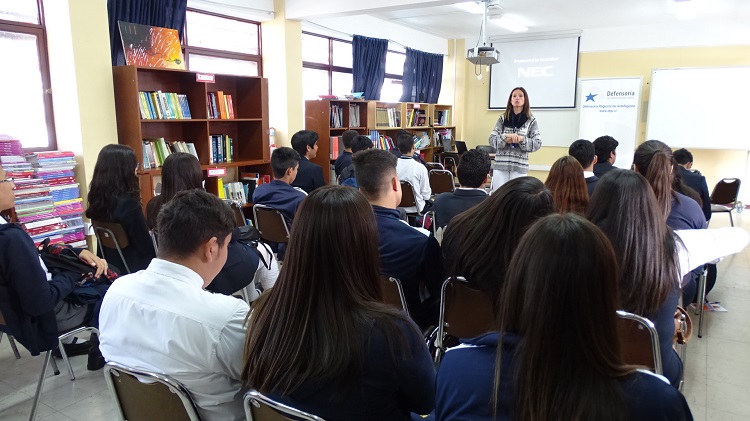 La psic&oacute;loga Golda Barrientos durante su exposici&oacute;n ante los j&oacute;venes estudiantes.