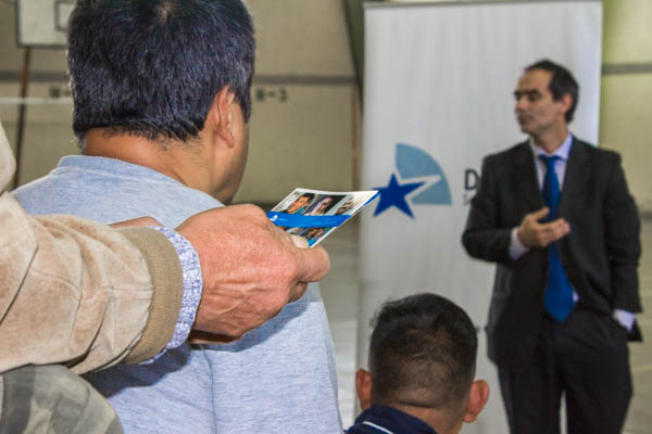 El defensor local jefe de Osorno, Juan Pablo Moreno, convers&oacute; con los internos.