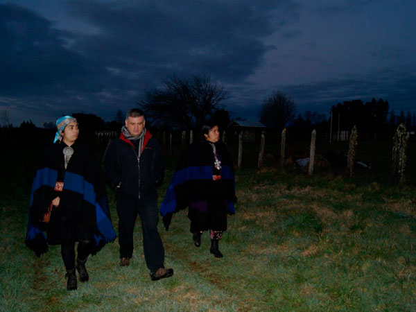 El jefe de Estudios de la Defensor&iacute;a Regional de Los R&iacute;os, Marco Montero, visit&oacute; los terrenos sagrados de las comunidades de Pilmaiqu&eacute;n.