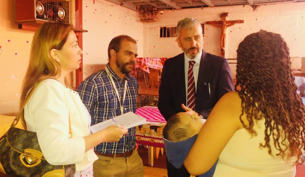Los directivos de la Defensor&iacute;a Regional y el director regional del INDH conversan con una interna con hijo lactante en el m&oacute;dulo femenino del centro.