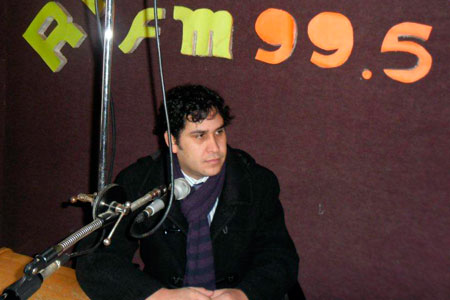 El defensor p&uacute;blico Sebasti&aacute;n Lagos, entrevistado en los estudios de Radio R&iacute;o B&aacute;ker.