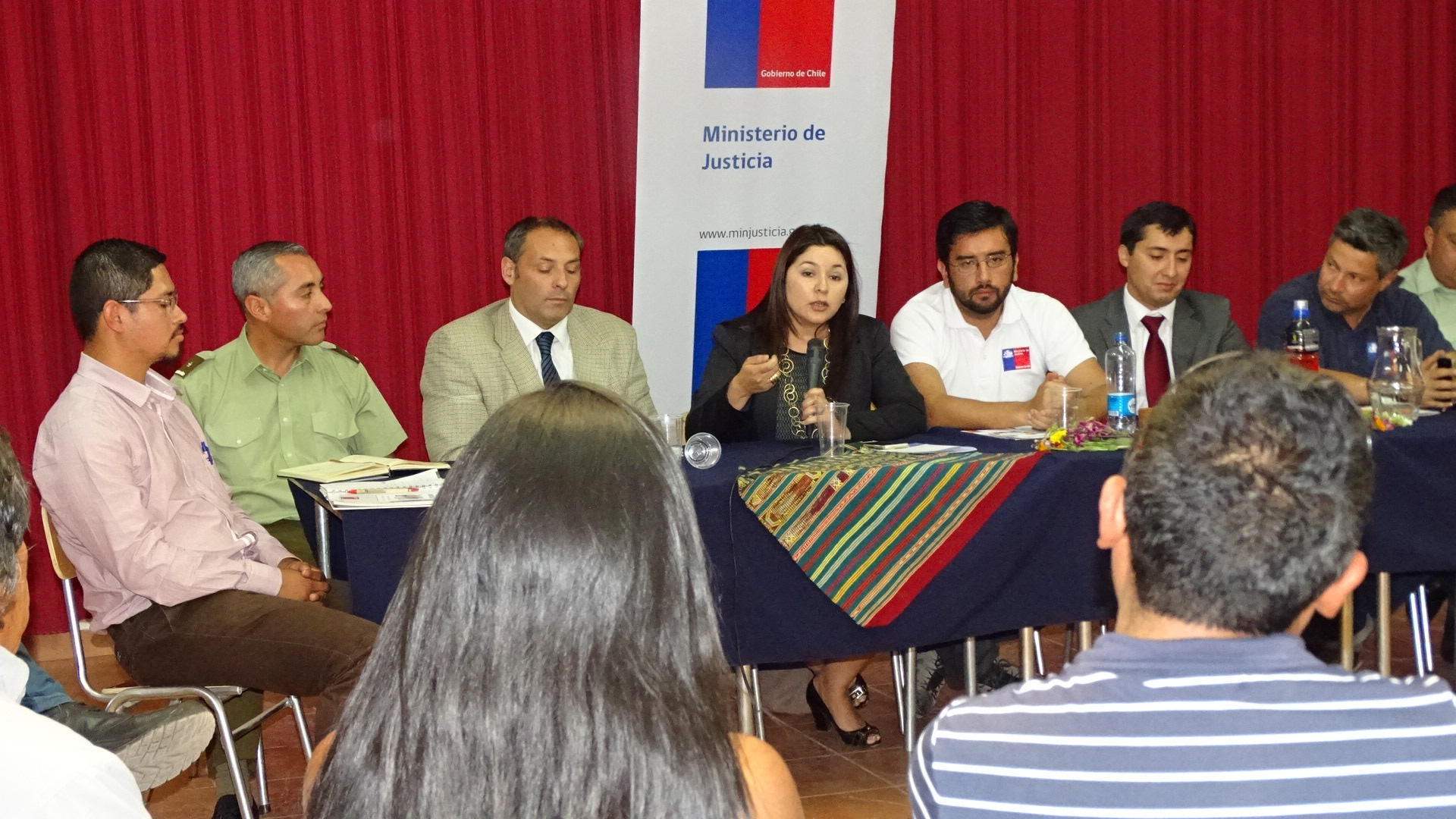 La Defensora Regional (al centro), durante el di&aacute;logo con la comunidades ind&iacute;genas en San Pedro de Atacama.