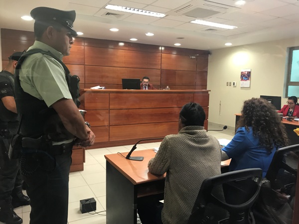 Defensora Mar&iacute;a Bel&eacute;n Lema, junto al imputado en audiencia de formalizaci&oacute;n en el Tribunal de Garant&iacute;a de Arica